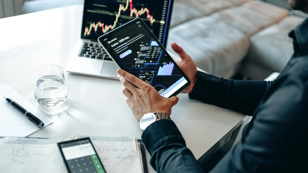 Comment choisir une solution de stockage en ligne pour les architectes et designers?